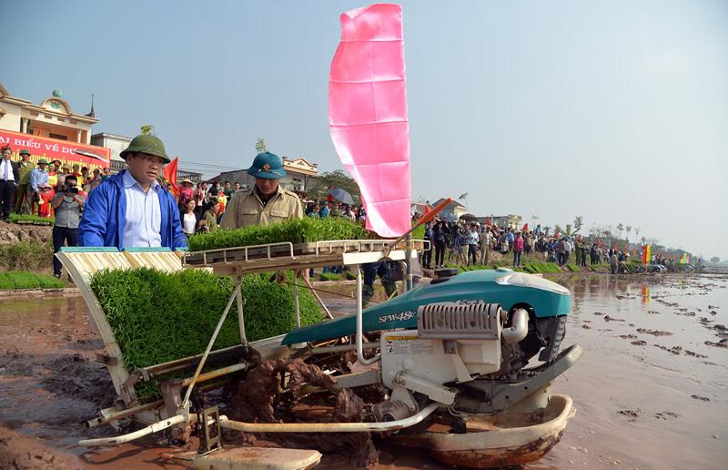 Bí[-]thư,[-]Chủ[-]tịch[-]Hà[-]Nội[-]xuống[-]đồng[-]đi[-]cấy